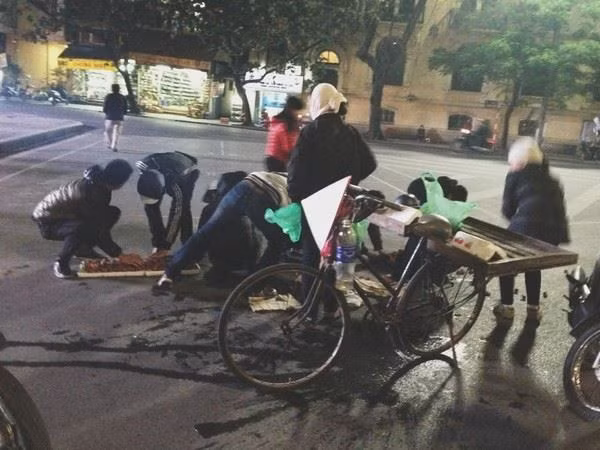 "Khoảng 23h ngày 23/12 tại khu vực tượng đài Cảm Tử - Hồ Hoàn Kiếm, một phụ nữ bán hàng rong đã bị đổ xe chở dâu tây ra đường. Ngay lúc đó, nhiều người đi đường đã chạy tới nhặt giúp... khiến người bán hàng rong rớt nước mắt vì cảm động". Bức ảnh kèm theo câu chuyện về hành động đẹp của người đi đường, sau khi được chia sẻ trên mạng xã hội, đã nhận được nhiều lời khen từ cộng đồng mạng. 