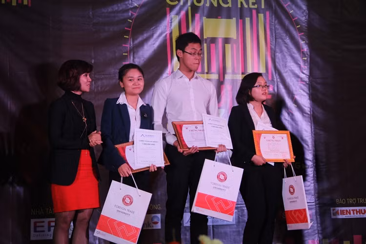 Sau 3 vòng thi hết sức gay cấn, đêm chung kết cuộc thi "Soul Of Law" do câu lạc bộ Nhà tư vấn Luật trường Đại học Ngoại thương tổ chức cũng tìm được ra đội nhất, nhì và ba. (Trong ảnh là đội LiBRa đạt giải ba và nhận giải thưởng trị giá 1,5 triệu đồng)