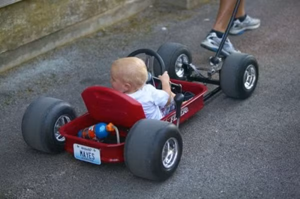 Bé và "siêu xe".
