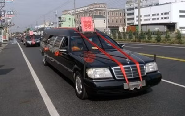 Đến giữa 2/2013, màn rước dâu bằng 6 chiếc xe tang lễ của một chú rể ở Tainan, Đài Loan (Trung Quốc), đã khiến hàng chục nghìn cư dân trên cộng đồng mạng phải "há hốc mồm", vì ngạc nhiên.