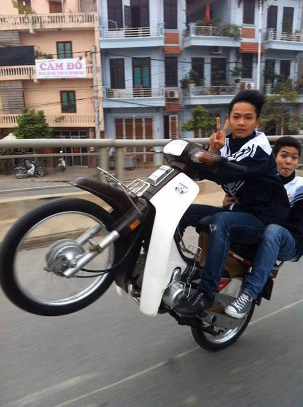 Học đòi đàn anh, đàn chị, nhiều học sinh cũng tham gia biểu diễn để tìm cảm giác mạnh...