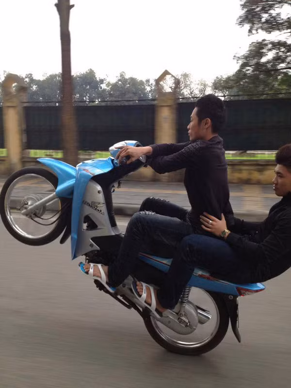 .. mà không cần để ý đến tính mạng của bản thân, sự an toàn của người đi đường.