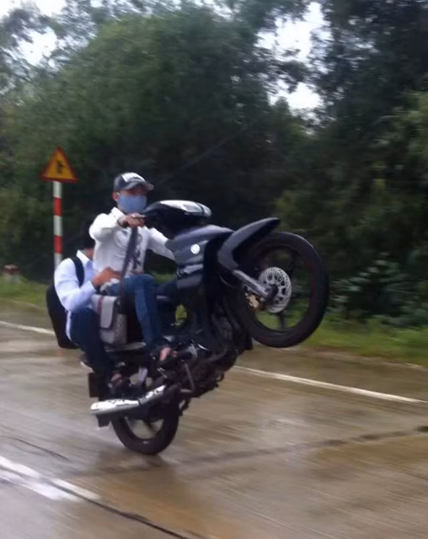 ... ngang nhiên vi phạm luật giao thông...