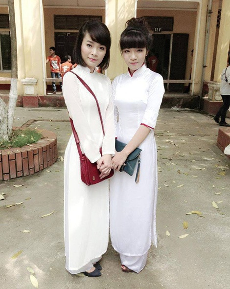 Áo trắng tinh khôi theo em đi đến lớp...