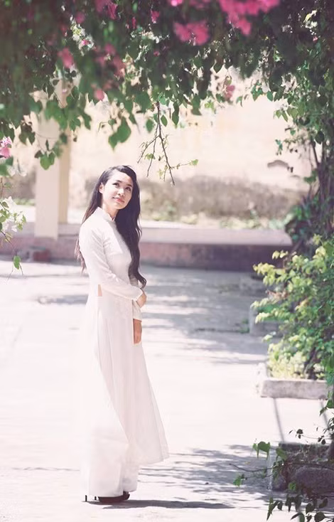 Con gái Việt trở nên xinh đẹp hơn khi mặc những chiếc áo dài