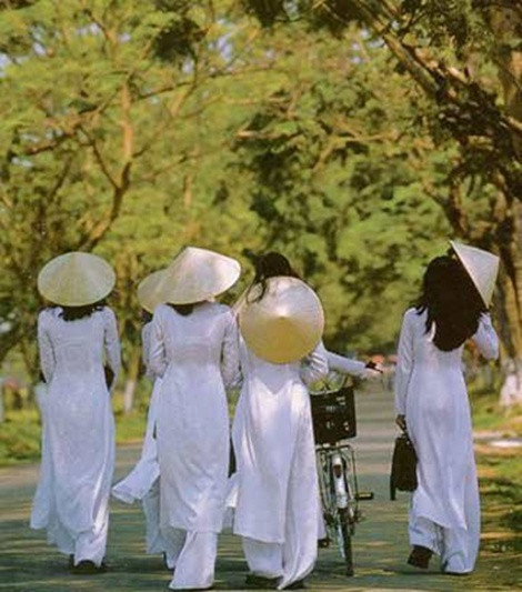 Tà áo dài thướt tha trong gió