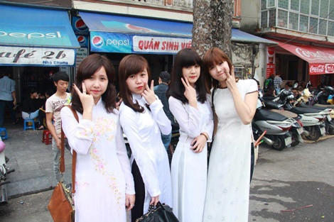 ... cùng em dạo bước với tụi bạn qua những hàng phố quen thuộc