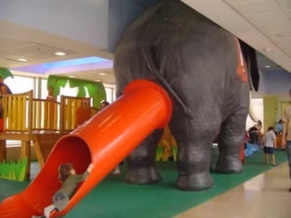 Bé thích khám phá.