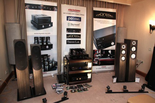 Bộ dàn nhỏ nhưng có chất âm khá tốt với loa Platinum Acoustics Infocus 12 và ampli đèn Mystere Audio.