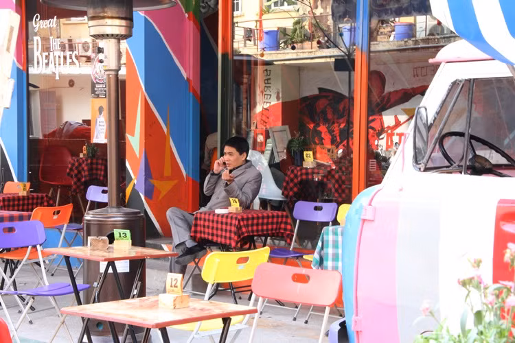 ... uống cà phê.