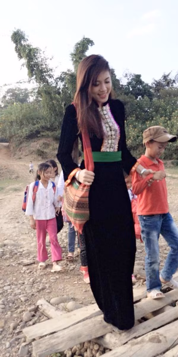 "Cô giáo trẻ dắt tay em đến trường".