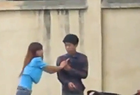 Thiếu nữ bị tát nhiều hơn khi túm cổ áo của nam nhân vật chính