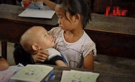 Được chia sẻ lên cộng đồng mạng cùng dòng chú thích "Một em bé lớp 2 phải mang em mình đến lớp, vừa chăm em vừa nghe giảng", ngay sau đó bức ảnh đã nhận gần 30.000 lượt thích, hằng trăm lượt chia sẻ. Hầu hết cư dân mạng ngậm ngùi khi nhìn vào bức ảnh. Được chia sẻ lên cộng đồng mạng cùng dòng chú thích "Một em bé lớp 2 phải mang em mình đến lớp, vừa chăm em vừa nghe giảng", ngay sau đó bức ảnh đã nhận gần 30.000 lượt thích, hằng trăm lượt chia sẻ. Hầu hết cư dân mạng ngậm ngùi khi nhìn vào bức ảnh.