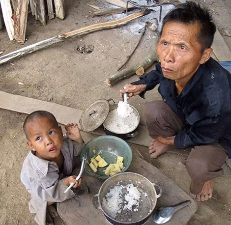 "Cuộc sông". Trên đời vẫn còn biết bao gia đình phải sống trong cảnh nghèo khó.., nhưng họ vẫn luôn cố gắng để "bám" chặt với sự sống. Bức ảnh đã nhận được gần 60. 000 lượt like, gần 1.000 lượt chia sẻ từ phía cư dân mạng "Cuộc sông". Trên đời vẫn còn biết bao gia đình phải sống trong cảnh nghèo khó.., nhưng họ vẫn luôn cố gắng để "bám" chặt với sự sống. Bức ảnh đã nhận được gần 60. 000 lượt like, gần 1.000 lượt chia sẻ từ phía cư dân mạng