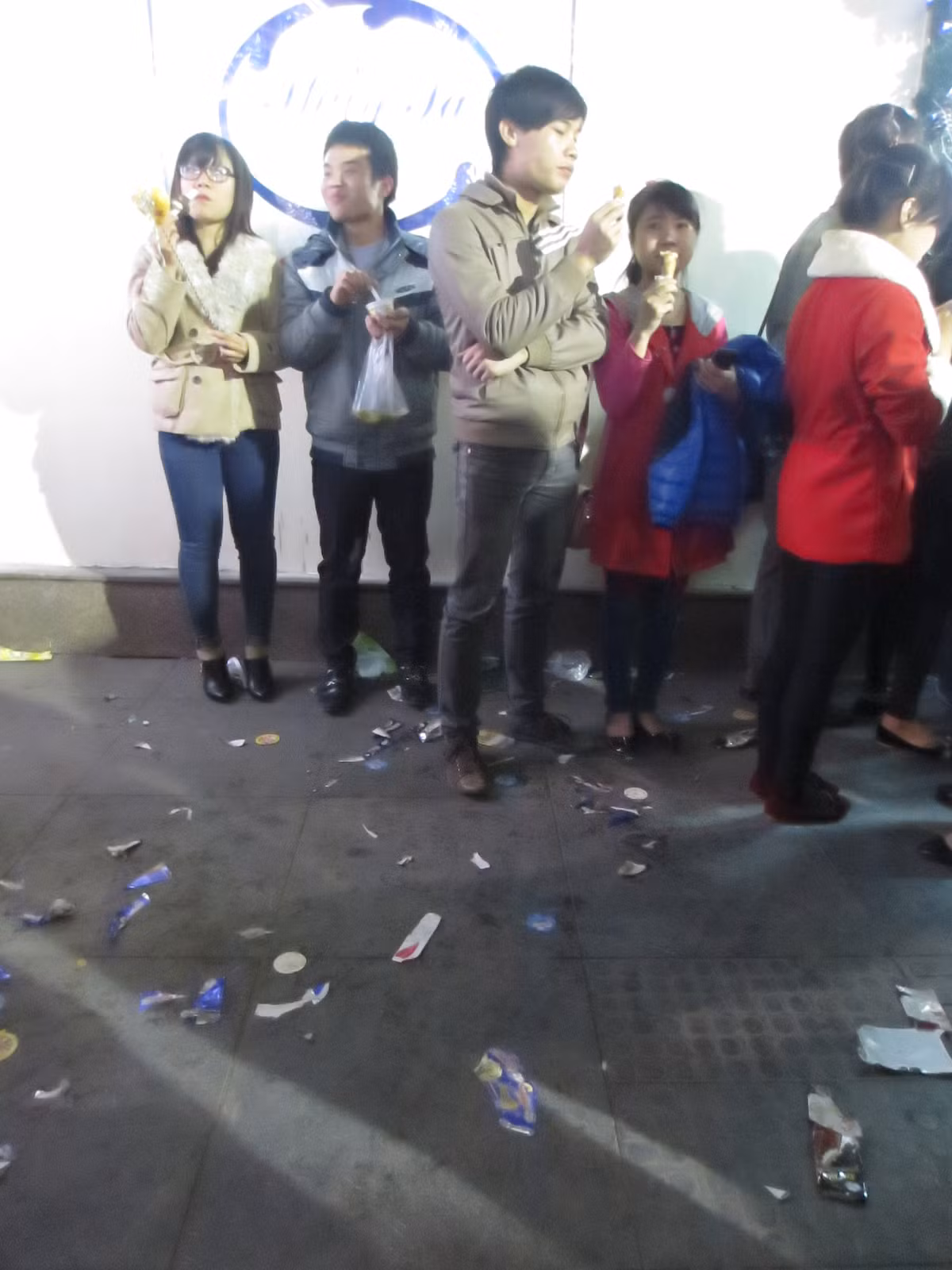 Chỗ nào cũng thấy rác.