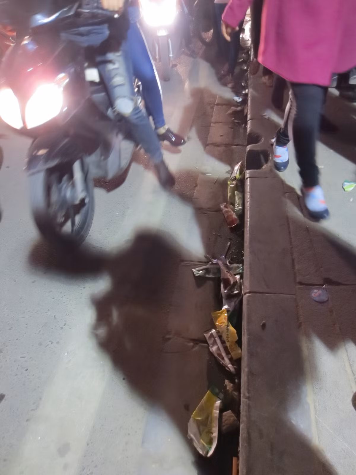 ... thậm chí, cả ven đường.