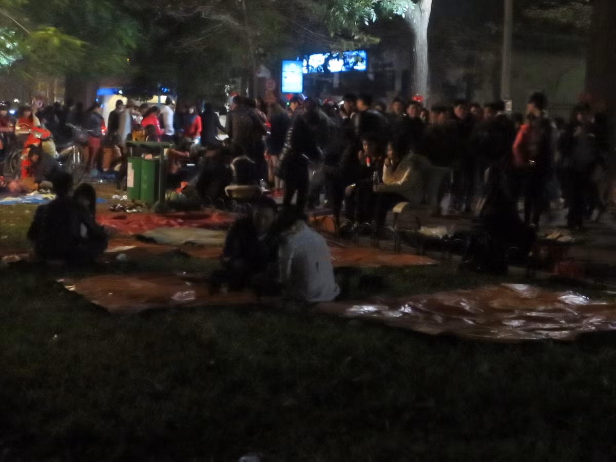 Ngoài ra, theo ghi nhận, nhằm ăn theo giáng sinh, nhiều người còn "cá kiếm" bằng cách cung cấp dịch vụ trải chiếu trên cỏ để bán đồ ăn, phục vụ các cặp đôi đi chơi.