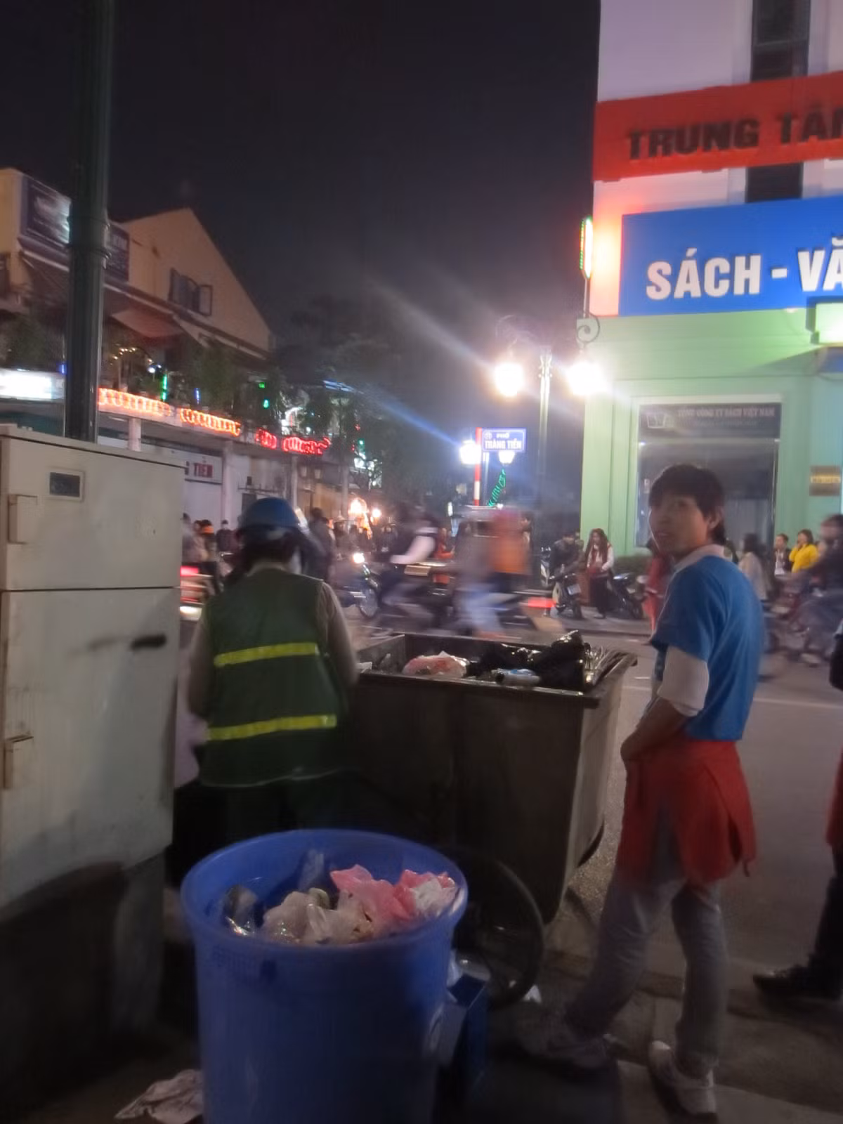 Trong khi đó, xe rác hoàn toàn có, nhưng lượng rác xả vào rất khiêm tốn.