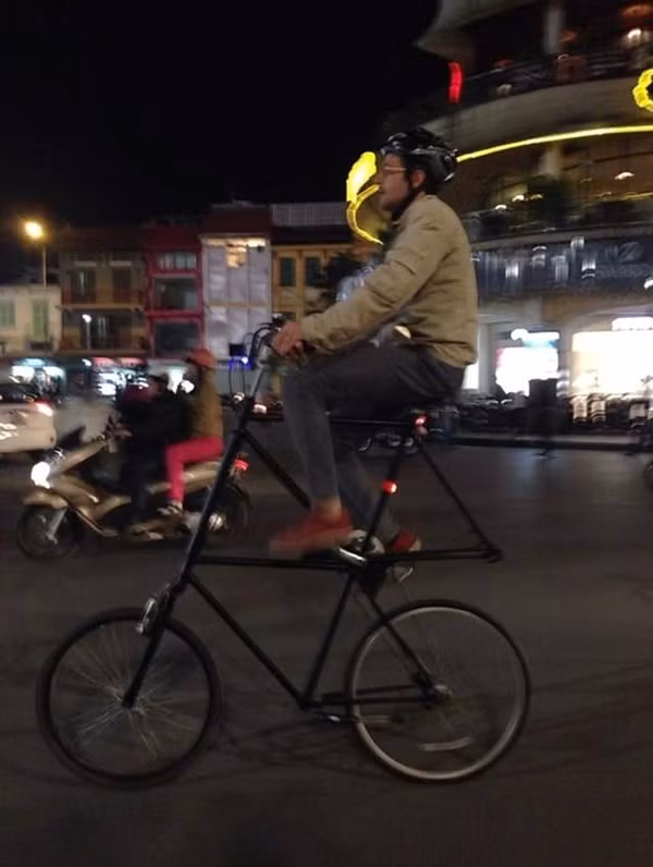 Anh Tây nổi bật giữa đường phố Việt với chiếc xe đạp siêu "độc". 