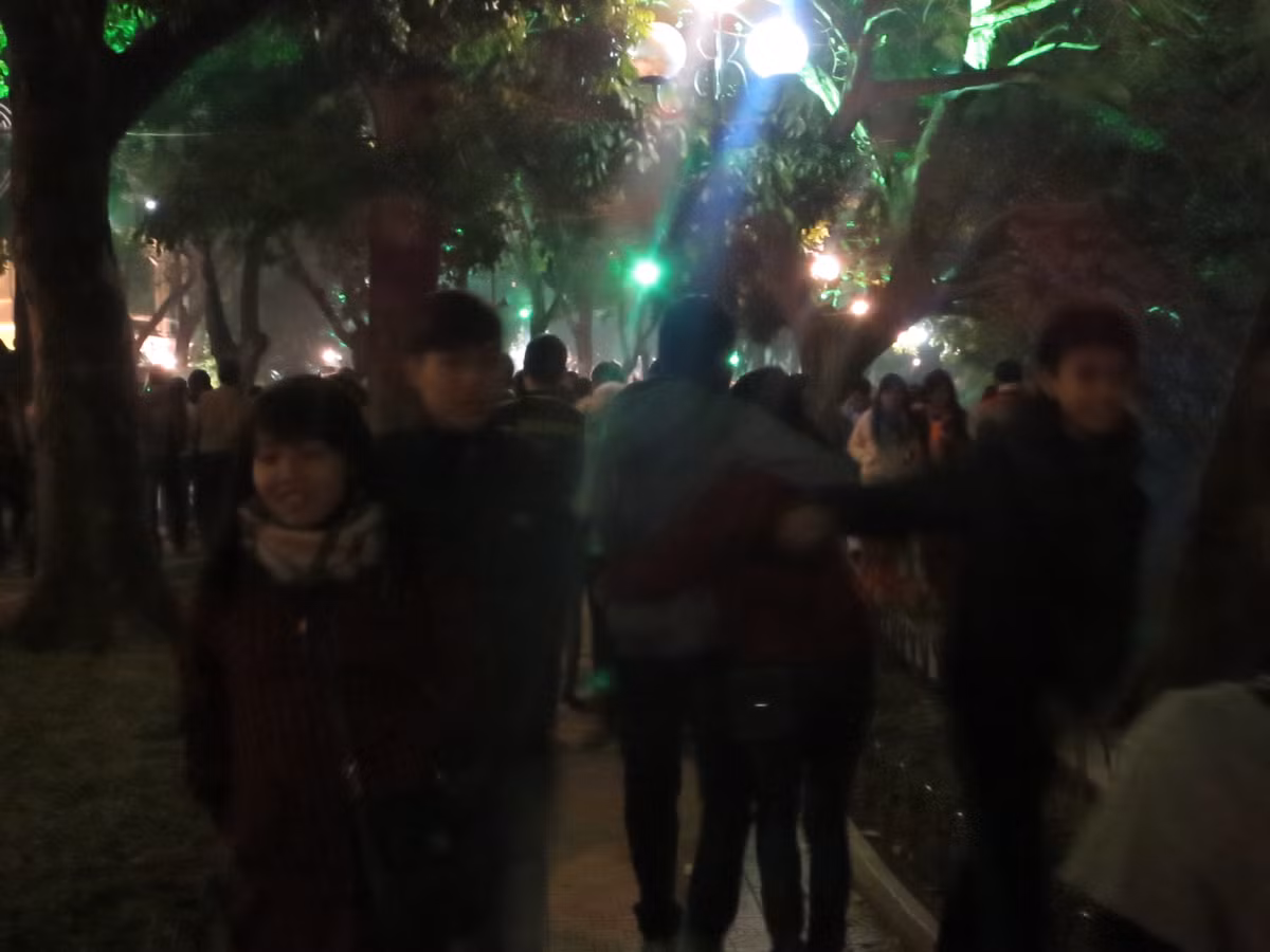 Tối 24/12, hàng vạn bạn trẻ khắp nơi đã kéo nhau về khu vực hồ Gươm (Hoàn Kiếm, Hà Nội) để vui chơi Noel.