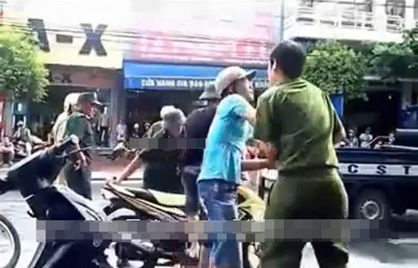 Một công an phường đang giành giật chiếc điện thoại của đối tượng