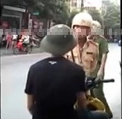 Nam thanh niên không chịu xuống xe, còn lớn giọng quát tháo, chửi bới CSGT
