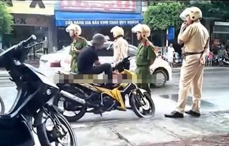 Mặc dù lực lượng CSGT đến đông hơn, nhưng đối tượng không bày tỏ chút sợ sệt mà ngồi lì trên yên xe máy, chửi bới thô tục.