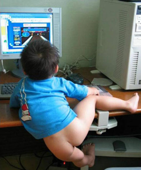 Các bé ngồi máy tính