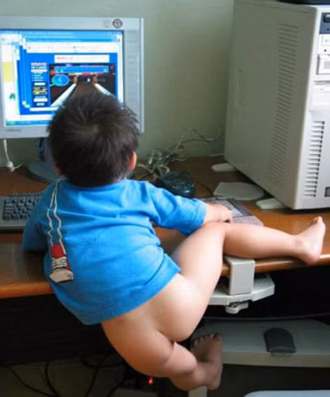 Các bé ngồi máy tính