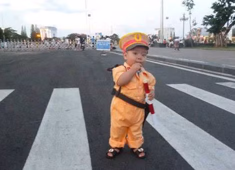 "Các cô, các chú nhớ đi đúng luật giao thông đấy nhé"