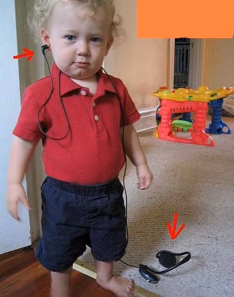 Bé đeo tai phone sành điệu