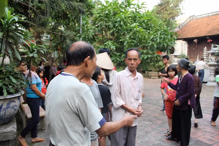 Người dân xã Chàng Sơn vẫn kéo về chùa Chân Long để đòi trụ trì Thích Minh Phượng trả lại những tượng cổ, bát hương cổ..., nhưng không thấy bóng dáng ông đâu.