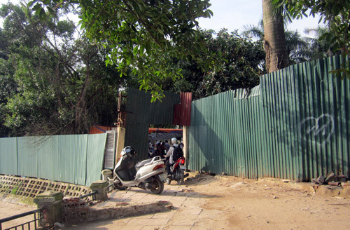 Dự án được quây tôn, "phong tỏa" khu vực tập thể dục, vui chơi của người dân nhưng lại mở cửa cho "chợ nhảy" hoạt động.