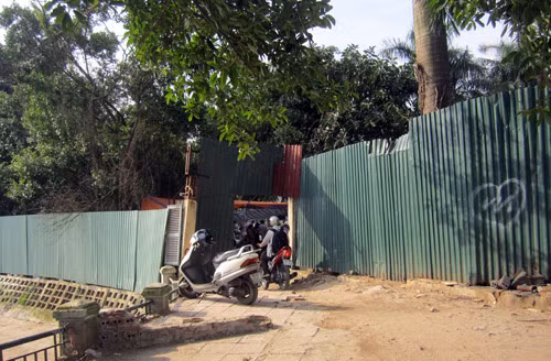 Dự án được quây tôn, "phong tỏa" khu vực tập thể dục, vui chơi của người dân nhưng lại mở cửa cho "chợ nhảy" hoạt động.