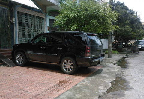 Đây là siêu xe "khủng" - GMC Yukon có giá trị bạc tỷ của Nguyễn Tiến Phương, tức "Linh hột" ông trùm buôn lậu nổi tiếng đất Mỏ (Quảng Ninh), gồm cả việc tạm nhập và tái xuất các loại xe sang. Năm 2008 nhiều người dân Quảng Ninh đã phải "lác mắt" khi được ngắm chiếc xe này. Giờ thì chủ bị bắt, xe cũng chung số mệnh hẩm hiu.