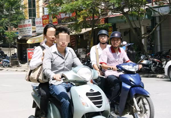 Còn có rất nhiều học sinh ngang nhiên vi phạm luật giao thông. Ảnh: Đất Việt.