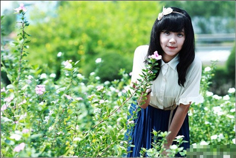 Có má lúm đồng tiền và luôn biết cách tạo dáng để phù hợp với phong cảnh, "Lyy Punkyy" cũng được khá nhiều người yêu mến