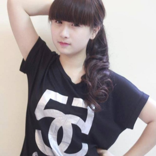 Cô nàng "Li Ly" (Hà Nội) xinh xắn, dễ thương đang thu hút hàng nghìn người theo dõi trên cộng đồng mạng facebook. Đặc biệt là những bức ảnh mà "Li Ly" đăng tải luôn nhận được hàng trăm lượt like