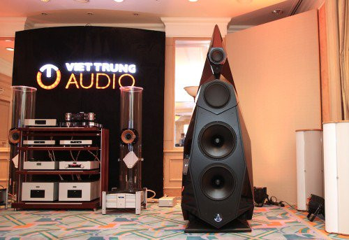 Đôi Avalon Tesseract đầu tiên trên thế giới được xuất xưởng, cũng là đôi loa được nhắc đến nhiều nhất tại triển lãm năm nay.