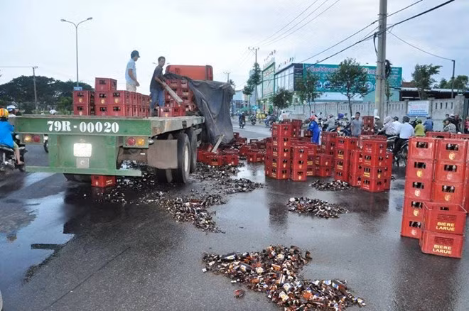 Vào ngày 9/11 năm ngoái, tại Đà Nẵng một xe chở bia cũng gặp tai nạn trên đoạn đường Nguyễn Hữu Thọ - Xô Viết Nghệ Tĩnh, khiến nhiều két bia đang chở trên thùng xe bị rơi xuống đường. Tuy nhiên tài xế đã được nhiều người dân giúp đỡ thu gom lại số bia đã bị rơi, quét dọn đoạn đường rất gọn gàng. Chuyện "hôi của", cướp tài sản của những người và xe bị tai nạn đang gây tranh cãi trong nhiều ngày qua khiến nhiều người bất bình nhưng vẫn còn đó, những vụ việc làm ấm lòng người bị nạn.