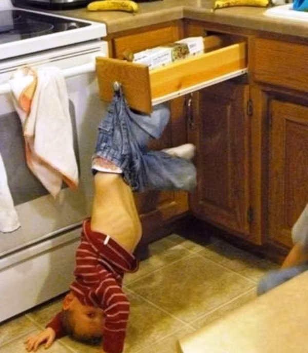 "Mẹ ơi! Cứu con với, con bị mắc kẹt rồi".