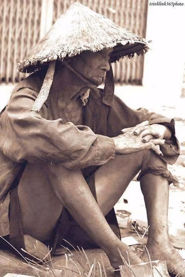  "Con ơi! Cha của con không giàu như người khác/ Cha của con vốn chất phát dân quê/ Làm mướn làm thuê mọi nghề đủ cả/ Làm ăn vất vả tất cả vì con!". Bức ảnh về người cha già khắc khổ làm lay động trái tim của hàng nghìn người. 