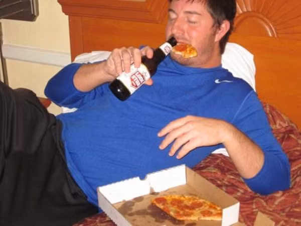 Nhét thức ăn, đồ uống đầy miệng..., một hành động không thực sự tỉnh táo.