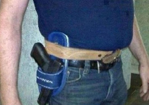 "Dắt súng thế này, rút ra rất nhanh"