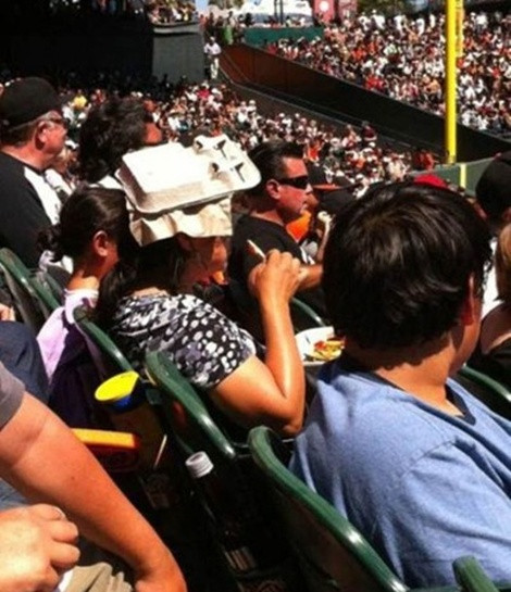 "Không có mũ, ta dùng cái này để tránh nắng vậy"