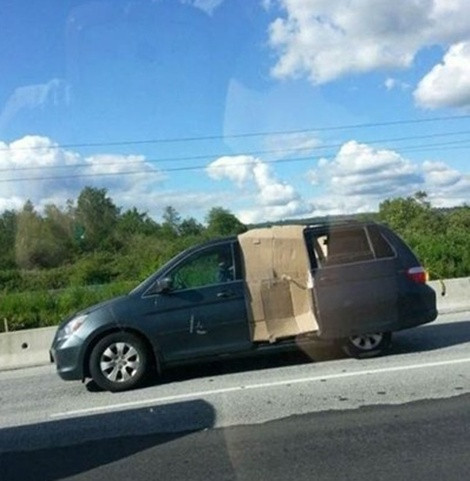 "Đi đường gặp ổ voi! Cửa rụng mất rồi, lấy cái này che tạm"