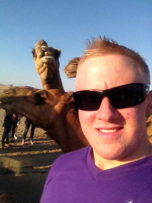 Những điệu cười sảng khoái... sau lưng.