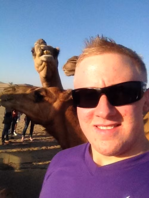 Những điệu cười sảng khoái... sau lưng.