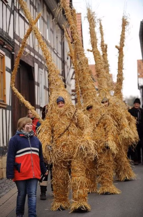 Người rơm ra phố.