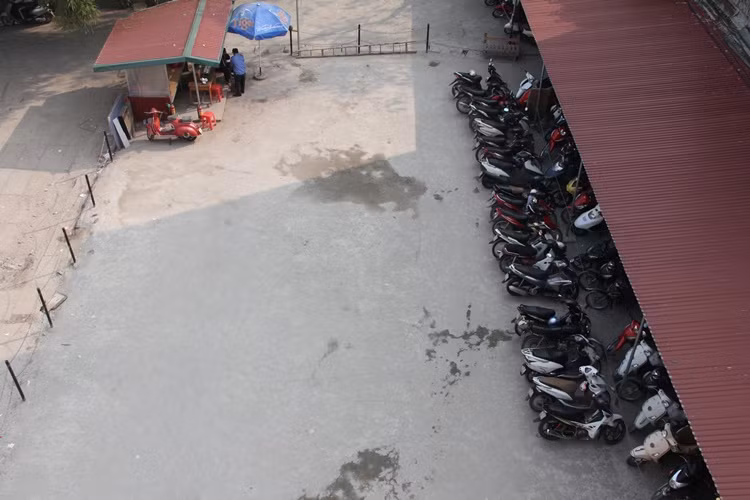 Khu vực để xe vào Zone 9 càng lúc càng đông.